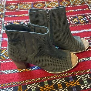 Women’s 10M olive green peep toe booties